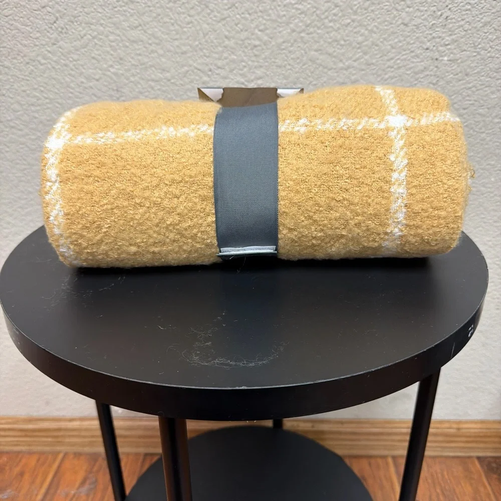 NWT‎ Threshold Golden Yellow Throw Blanket